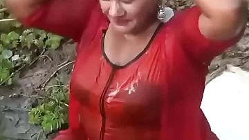 Bangladeshi sexi girls open scour take a ponds