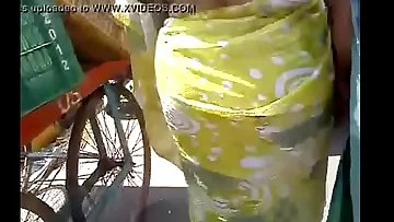 Big fat yellow saree gaand