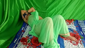 पडोस की आंटी सोई थी / उसके चुत मे लंड डाला तो ओ उठ गई ओर चिलाई  आ बोलके