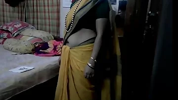 Desi tamil Married aunty exposing navel in saree fro audio