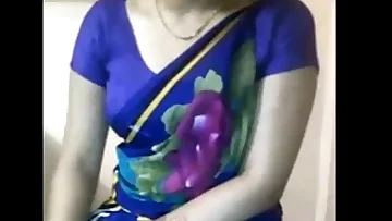 Sexy Desi Aunty boobs raillery here saree xdesitubes.com