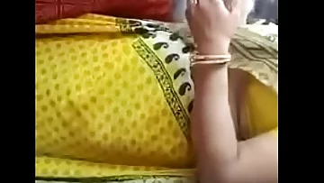 Chunky ass indian in yellow Saree