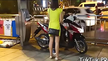 Small woman enjoys really hot sex back a random chap