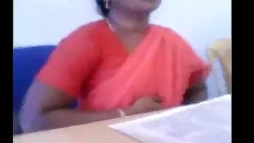 South indian office lady flash boobs to co-workers