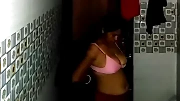 Bangladeshi Maid aunty Big Boobs Bathing Listen in Video wits dwelling owner Son