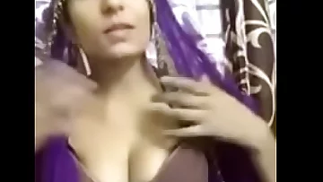 Indian coddle showed her big tit on webcamm