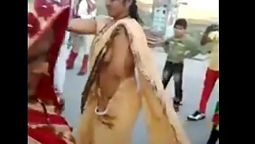 Indian-Aunty-in-Dance-Look